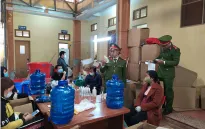 Liên tiếp bắt giữ nhiều cơ sở sản xuất các loại nước rửa tay bằng "công nghệ xô chậu"