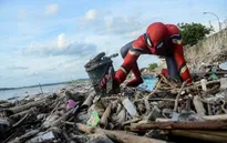 "Người nhện" nhặt rác ở Indonesia
