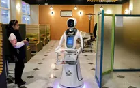 Robot phục vụ thức ăn đầu tiên ở Afghanistan
