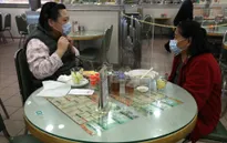 Nhà hàng Hong Kong (Trung Quốc) dựng "lá chắn" cho khách ăn lẩu