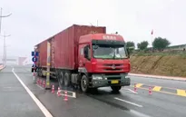 Lô hàng đầu tiên thông quan trở lại qua cầu Bắc Luân 2 - Móng Cái