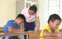 Hành trình cõng "con chữ" lên đảo Trần