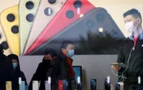 Apple kiểm tra thân nhiệt khách hàng khi vào mua iPhone