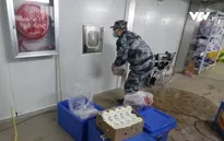 Giao hàng “không chạm” thời dịch COVID-19 ở Trung Quốc