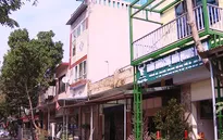 Khó khăn trong xử lý ki ốt chợ biến thành nhà cao tầng