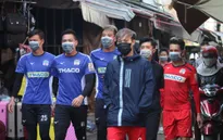 CLB Hoàng Anh Gia Lai xuống đường phát khẩu trang miễn phí