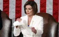 Chủ tịch Hạ viện Mỹ bất ngờ xé bài phát biểu của Tổng thống Trump