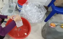 Hà Nội: Phát hiện cơ sở sản xuất nước rửa tay khô bằng “công nghệ xô chậu"