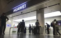 Ký ban hành luật cấm các công ty viễn thông Mỹ mua thiết bị của Huawei