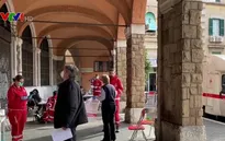 Nỗi vất vả của nhân viên y tế chống dịch COVID-19 ở Italy