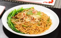 Đổi vị cuối tuần với món mì xào cua