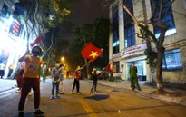 Người dân phố Trúc Bạch (Hà Nội) vui mừng khi dỡ bỏ lệnh cách ly