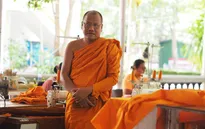 Nhà sư Thái Lan sản xuất khẩu trang từ nhựa tái chế