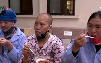 Ấm lòng bệnh nhân nghèo từ nồi cháo thiện nguyện