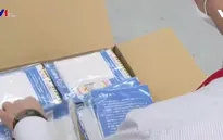 Nhật Bản phát khẩu trang cho toàn dân