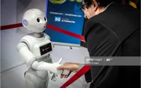 Pepper - Robot nhắc nhở khoảng cách an toàn tại siêu thị