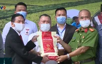 Tặng gạo hữu cơ chất lượng cao cho các địa phương trọng điểm chống dịch