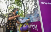 Phát mì tôm và trứng cho người khó khăn