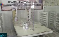 Nhà hàng lắp vách ngăn kính bảo vệ thực khách trong mùa dịch COVID-19