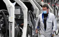 Volkswagen mở lại nhà máy sản xuất ô tô lớn nhất châu Âu sau thời gian dài chống dịch