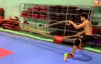 ĐT Pencak Silat Việt Nam tập thể lực với lốp xe và dây thừng