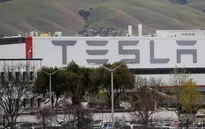 Tesla đạt thỏa thuận mở cửa lại nhà máy