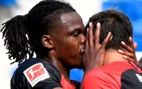 Hôn đồng đội khi giãn cách xã hội, Dedryck Boyata vẫn thoát án phạt