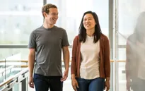 Tài sản hơn 80 tỷ USD, ông chủ Facebook vẫn ở nhà để vợ "gọt đầu"