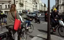 Lo sợ lây lan dịch COVID-19, nhiều người dân Pháp lựa chọn xe đạp