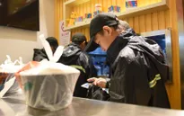 Dịch vụ giao đồ ăn trực tuyến làm gia tăng rác thải nhựa