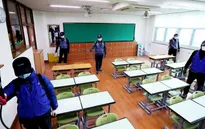 Học sinh Hàn Quốc phải đeo khẩu trang, tự vệ sinh chỗ ngồi khi đi học