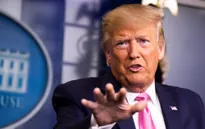 Đáp lại nhãn dán của Twitter, Tổng thống Donald Trump đe dọa đóng cửa các công ty truyền thông