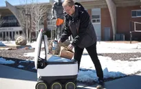 Đại dịch COVID-19: Robot thay người làm việc - vừa mừng vừa lo