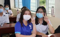 Học sinh háo hức đến trường sau thời gian dài nghỉ do dịch COVID-19