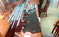 Thu giữ súng và nhiều loại hung khí tại tiệm cầm đồ ở TP.HCM