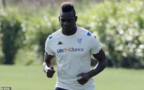 Balotelli tiếp tục thể hiện hành động thiếu chuyên nghiệp với Brescia