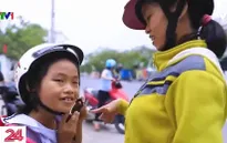 Tình thương con vô bờ của cặp vợ chồng khuyết tật bán vé số dạo