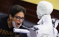 Sử dụng robot để lấy dịch xét nghiệm COVID-19