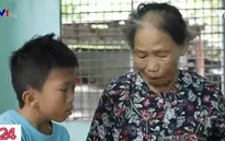 Bé trai khuyết tật mồ côi lớn lên cùng điệu hò và vườn rau của bà ngoại