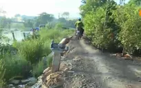 Người dân mạo hiểm đi trên đường xây dựng dở bị sạt lở