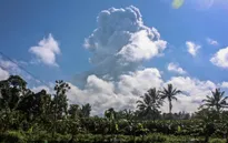 Núi lửa phun trào tro bụi 6km, Indonesia ra cảnh báo hàng không mức cao nhất