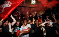 ẢNH: CĐV Liverpool tập trung ăn mừng chức vô địch Ngoại hạng Anh sau 30 năm chờ đợi