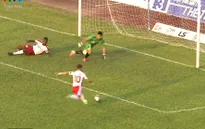 VIDEO: Pha bỏ lỡ khó tin của Phi Sơn trước khung thành CLB Hải Phòng