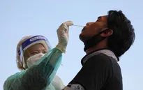 Malaysia xem xét bắt buộc người dân tiêm vaccine ngừa COVID-19