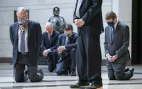 Nghị sỹ Mỹ quỳ gối mặc niệm công dân da màu George Floyd, yêu cầu cải tổ ngành cảnh sát