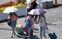 Trung Quốc ban bố cảnh báo vàng về nắng nóng trong bối cảnh lũ lụt lan rộng