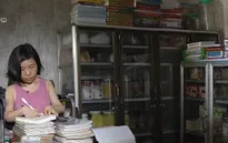 Người phụ nữ khuyết tật gieo duyên đọc sách