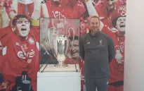 Liverpool gia hạn hợp đồng với … HLV ném biên