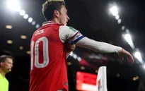 Không được thi đấu, Ozil vẫn quyết bám trụ lại Arsenal