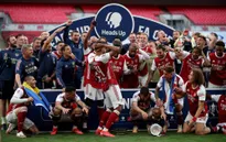 Khoảnh khắc Aubameyang lóng ngóng đánh rơi chiếc cúp vô địch